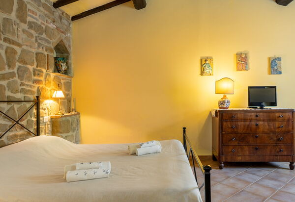 Il Giuncheto Apartments, Pool, Umbrian Countryside: Autumn, Bedroom, Kitchen, Spring, Summer