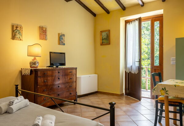 Il Giuncheto Apartments, Pool, Umbrian Countryside: Autumn, Bedroom, Kitchen, Spring, Summer