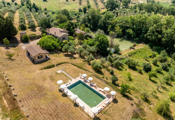 Il Giuncheto Apartments, Pool, Umbrian Countryside: Autumn, Spring, Summer