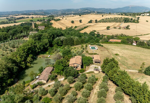 Il Giuncheto Apartments, Pool, Umbrian Countryside: Autumn, Spring, Summer