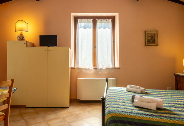 Il Giuncheto Apartments, Pool, Umbrian Countryside: Autumn, Bedroom, Kitchen, Spring, Summer