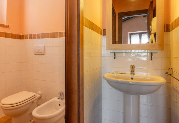 Il Giuncheto Apartments, Pool, Umbrian Countryside: Autumn, Bathroom, Spring, Summer