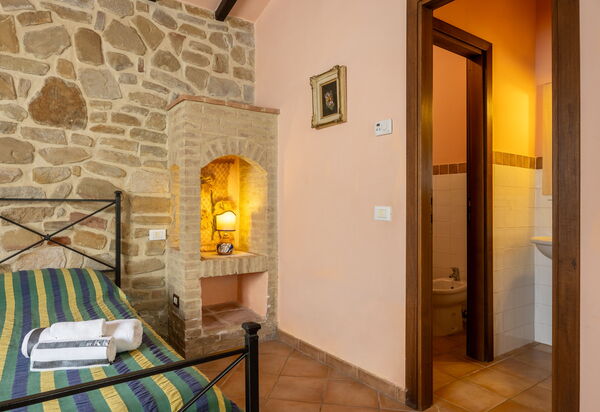 Il Giuncheto Apartments, Pool, Umbrian Countryside: Autumn, Bedroom, Kitchen, Spring, Summer