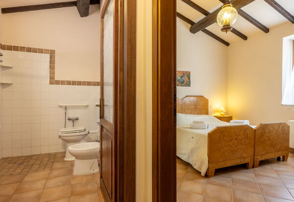 Il Giuncheto Apartments, Pool, Umbrian Countryside: Autumn, Bedroom, Spring, Summer