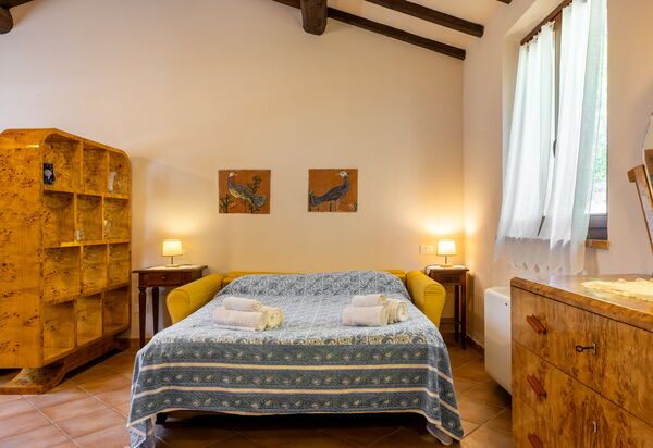 Il Giuncheto Apartments, Pool, Umbrian Countryside: Autumn, Bedroom, Kitchen, Spring, Summer