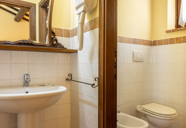 Il Giuncheto Apartments, Pool, Umbrian Countryside: Autumn, Bathroom, Spring, Summer