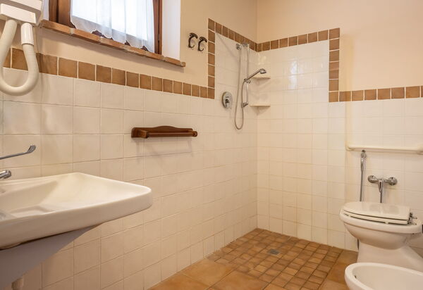 Il Giuncheto Apartments, Pool, Umbrian Countryside: Autumn, Bathroom, Spring, Summer