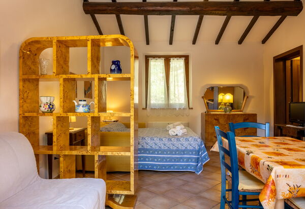 Il Giuncheto Apartments, Pool, Umbrian Countryside: Autumn, Bedroom, Kitchen, Spring, Summer