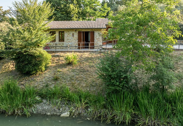 Il Giuncheto Apartments, Pool, Umbrian Countryside: Autumn, Spring, Summer