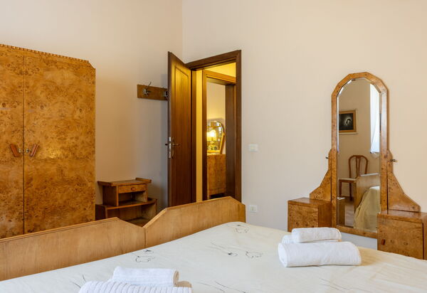 Il Giuncheto Apartments, Pool, Umbrian Countryside: Autumn, Bedroom, Spring, Summer