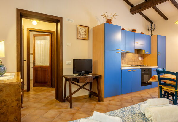 Il Giuncheto Apartments, Pool, Umbrian Countryside: Autumn, Bedroom, Kitchen, Spring, Summer