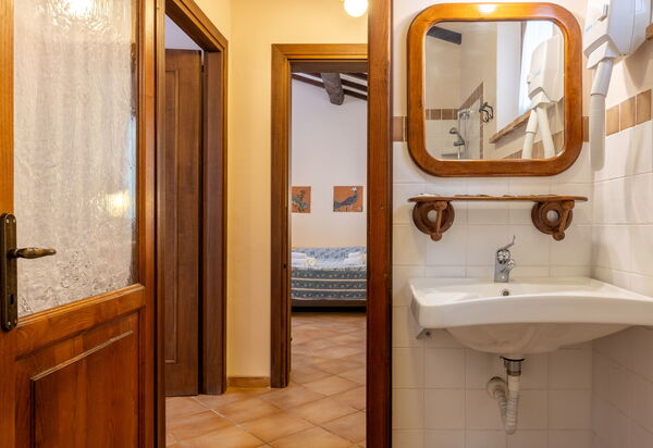 Il Giuncheto Apartments, Pool, Umbrian Countryside: Autumn, Bathroom, Spring, Summer