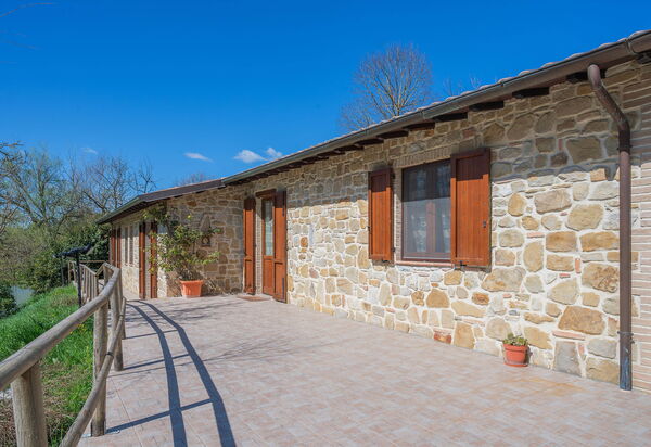 Il Giuncheto Apartments, Pool, Umbrian Countryside: Autumn, Building Exterior, Spring, Summer