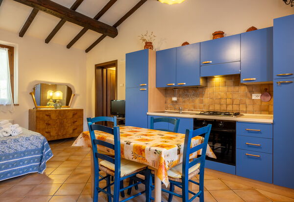Il Giuncheto Apartments, Pool, Umbrian Countryside: Autumn, Bedroom, Kitchen, Spring, Summer