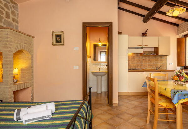 Il Giuncheto Apartments, Pool, Umbrian Countryside: Autumn, Bedroom, Kitchen, Spring, Summer