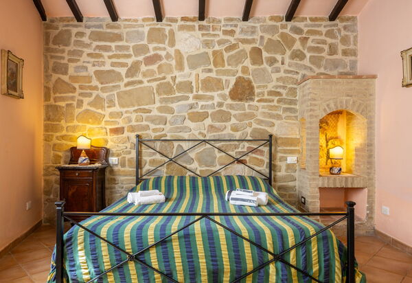 Il Giuncheto Apartments, Pool, Umbrian Countryside: Autumn, Bedroom, Kitchen, Spring, Summer