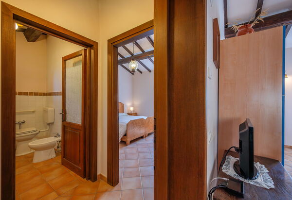 Il Giuncheto Apartments, Pool, Umbrian Countryside: Autumn, Bathroom, Spring, Summer