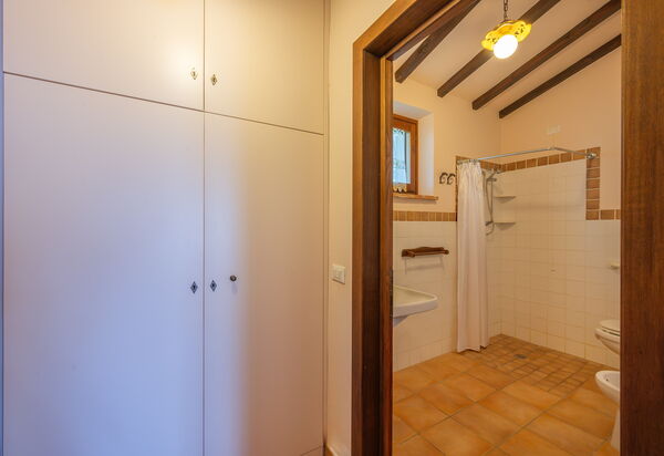 Il Giuncheto Apartments, Pool, Umbrian Countryside: Autumn, Bathroom, Spring, Summer