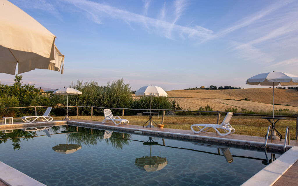Il Giuncheto Apartments, Pool, Umbrian Countryside: Autumn, Spring, Summer