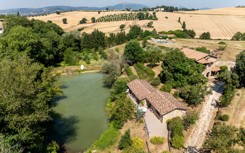 Il Giuncheto Apartments, Pool, Umbrian Countryside: Autumn, Spring, Summer