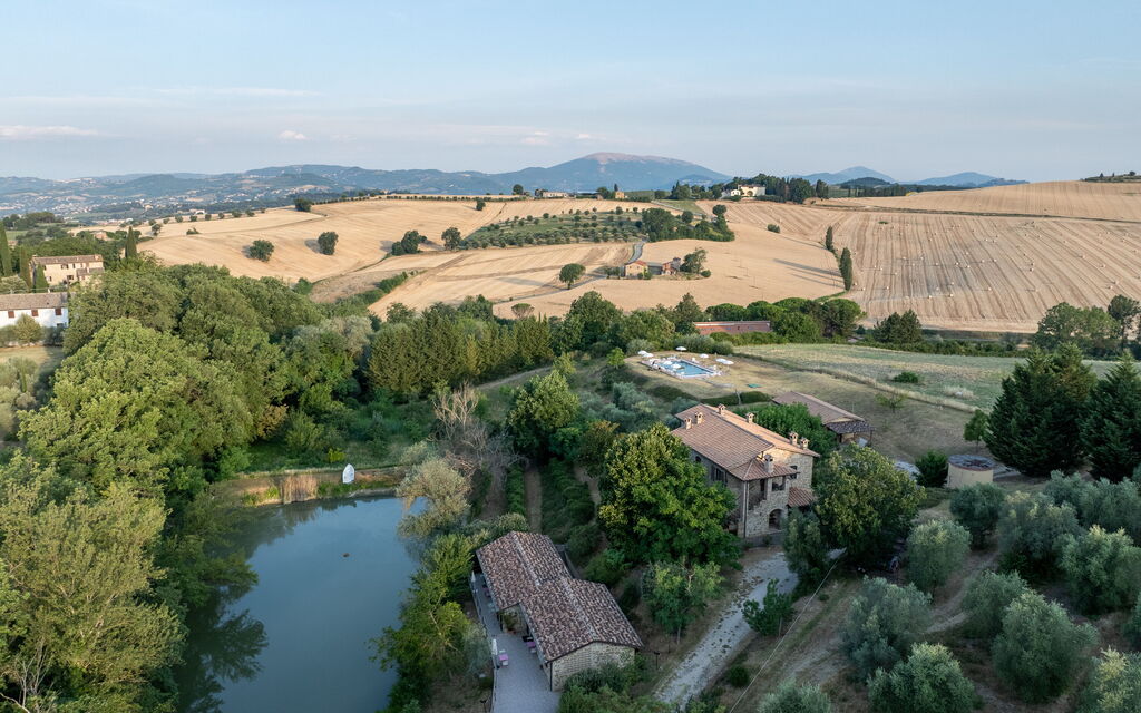 Il Giuncheto Apartments, Pool, Umbrian Countryside: Autumn, Spring, Summer