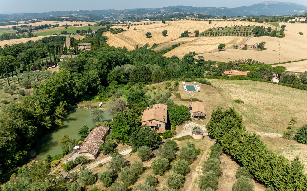 Il Giuncheto Apartments, Pool, Umbrian Countryside: Autumn, Spring, Summer