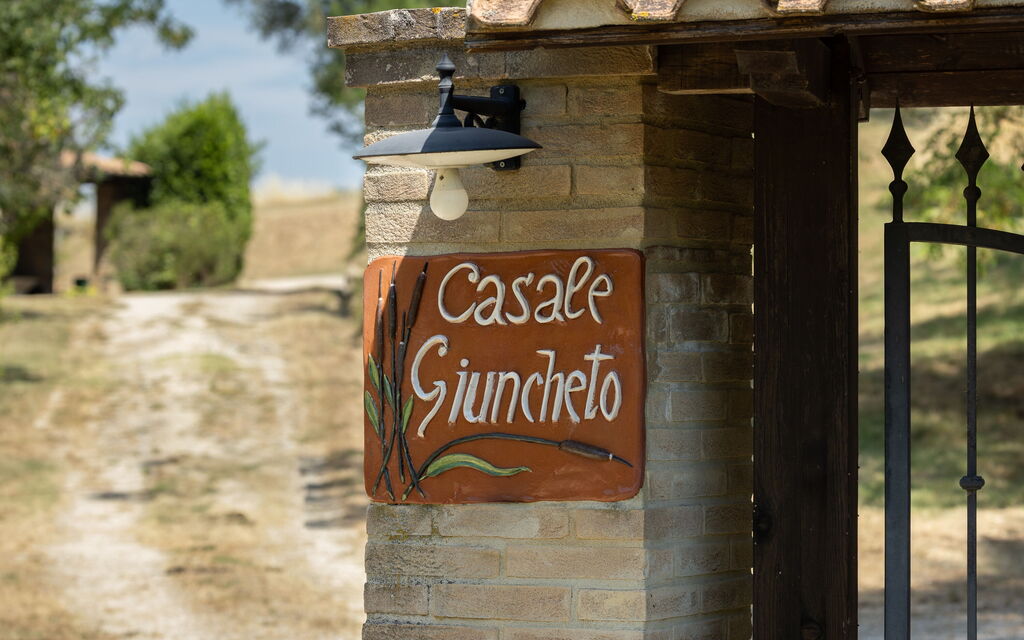 Il Giuncheto Apartments, Pool, Umbrian Countryside: Autumn, Spring, Summer