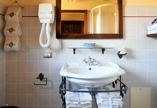 Terre di Giano Private Pool and View, Umbria: Autumn, Bathroom, Spring, Summer