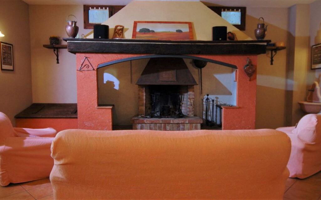 Terre di Giano Private Pool and View, Umbria: Autumn, Dining Room, Kitchen, Living Room, Spring, Summer