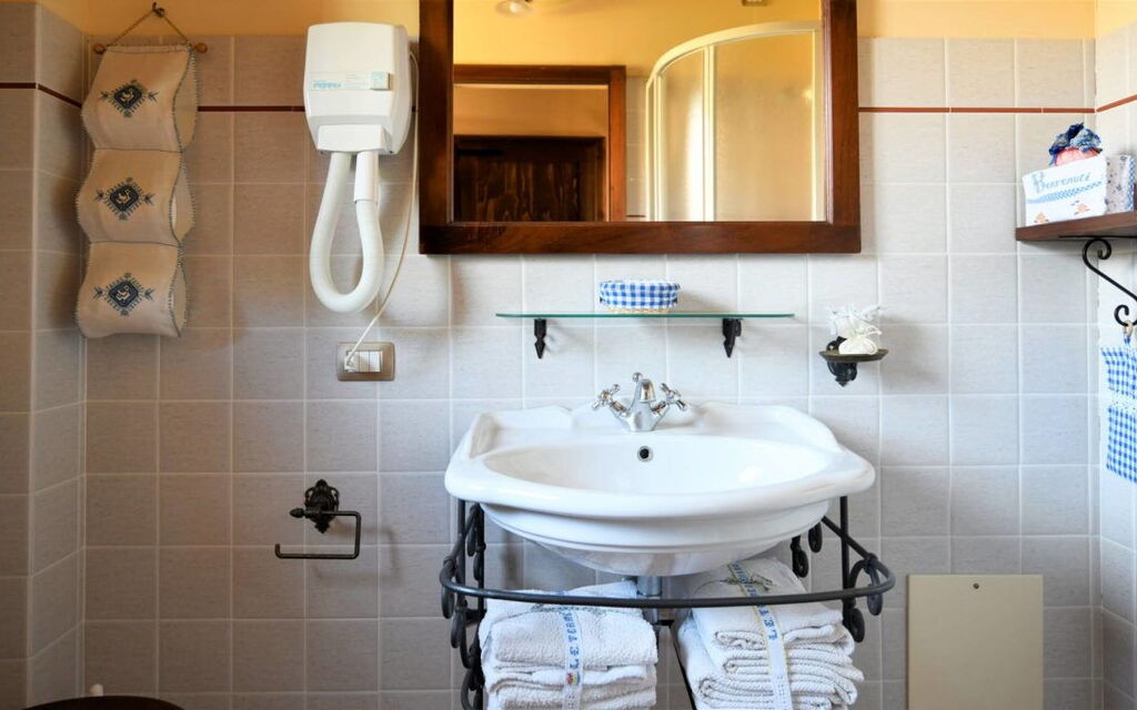 Terre di Giano Private Pool and View, Umbria: Autumn, Bathroom, Spring, Summer