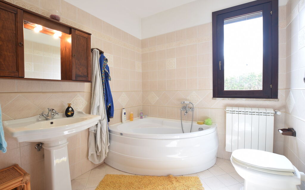 Villa Margi: Autumn, Bathroom, Hot Tub, Spring, Summer, Winter