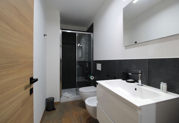 Cimus Home, Bike Retreat: Autumn, Bathroom, Spring, Summer