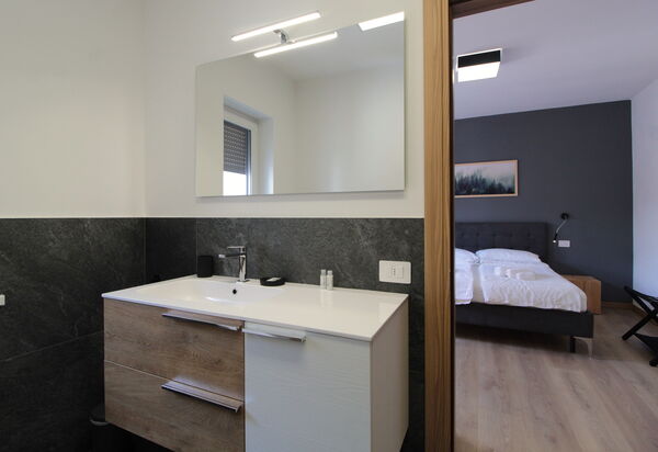 Cimus Home, Bike Retreat: Autumn, Bathroom, Bedroom, Spring, Summer, Winter