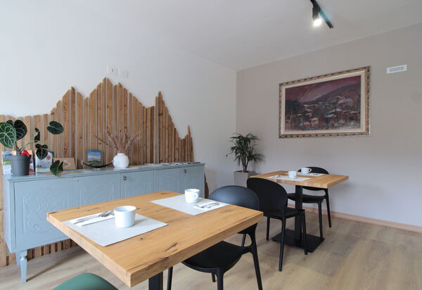 Cimus Home, Bike Retreat: Autumn, Common Room, Dining Room, Spring, Summer