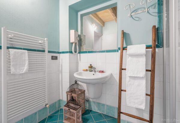 Preseglie Lake Garda: Autumn, Bathroom, Spring, Summer