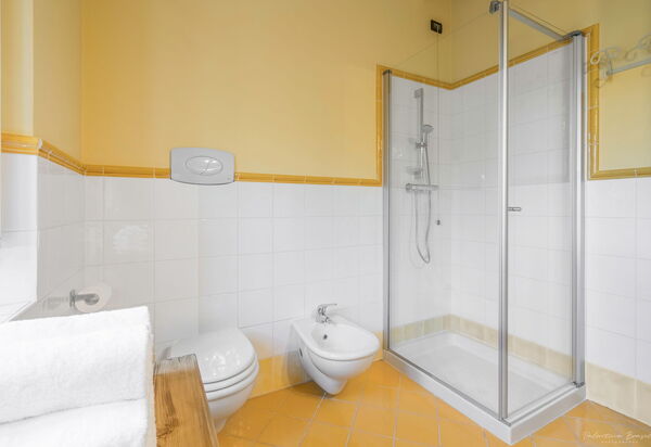 Preseglie Lake Garda: Autumn, Bathroom, Spring, Summer