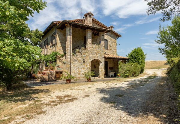 Il Giuncheto Casale Rooms, Pool, Umbrian Countryside: Autumn, Main Entrance, Spring, Summer