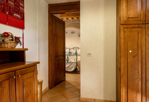 Il Giuncheto Casale Rooms, Pool, Umbrian Countryside: Autumn, Room Detail, Spring, Summer