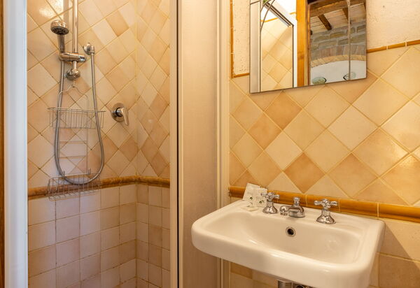 Il Giuncheto Casale Rooms, Pool, Umbrian Countryside: Autumn, Bathroom, Spring, Summer
