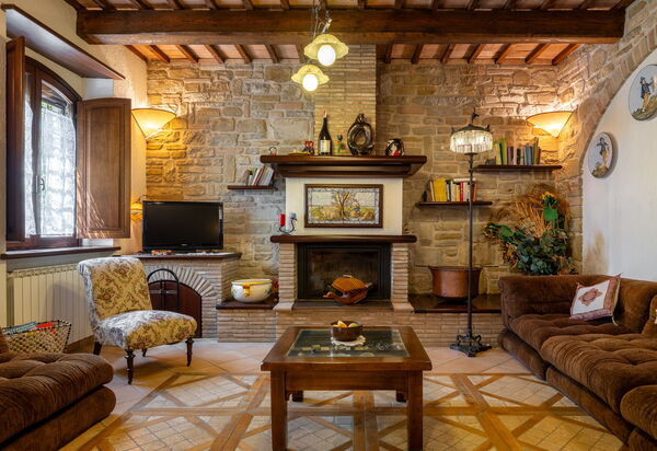Il Giuncheto Casale Rooms, Pool, Umbrian Countryside: Autumn, Living Room, Spring, Summer