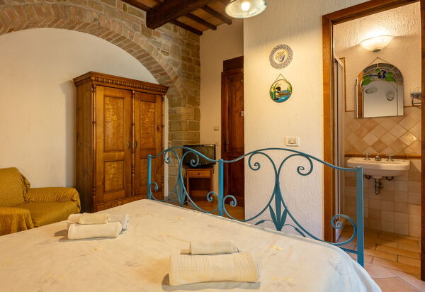 Il Giuncheto Casale Rooms, Pool, Umbrian Countryside: Autumn, Bedroom, Spring, Summer