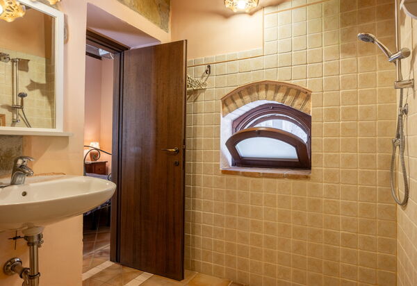 Il Giuncheto Casale Rooms, Pool, Umbrian Countryside: Autumn, Bathroom, Spring, Summer