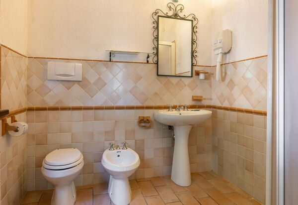 Il Giuncheto Casale Rooms, Pool, Umbrian Countryside: Autumn, Bathroom, Spring, Summer