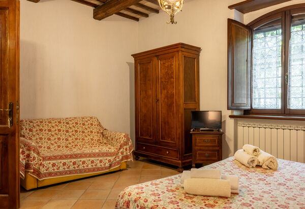 Il Giuncheto Casale Rooms, Pool, Umbrian Countryside: Autumn, Bedroom, Spring, Summer