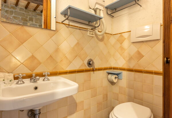 Il Giuncheto Casale Rooms, Pool, Umbrian Countryside: Autumn, Bathroom, Spring, Summer