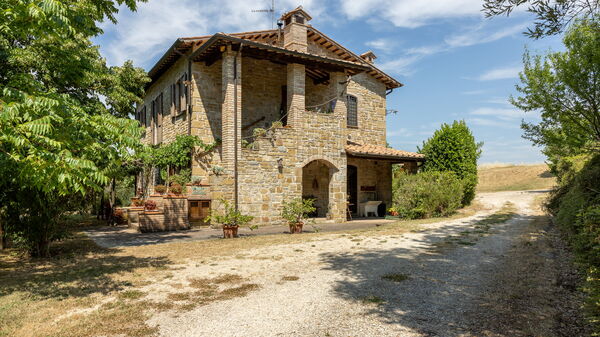 Il Giuncheto Casale Rooms, Pool, Umbrian Countryside: Autumn, Main Entrance, Spring, Summer