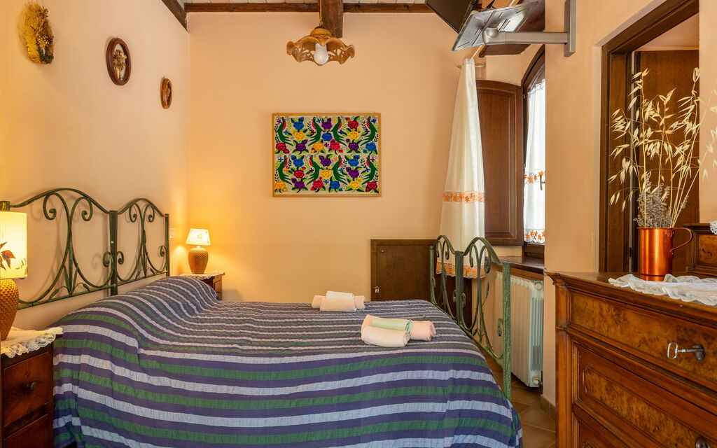 Il Giuncheto Casale Rooms, Pool, Umbrian Countryside - : Autumn, Bedroom, Spring, Summer