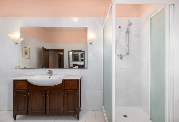 Il Leccio, Vinci, Private Pool and Tennis: Autumn, Bathroom, Spring, Summer