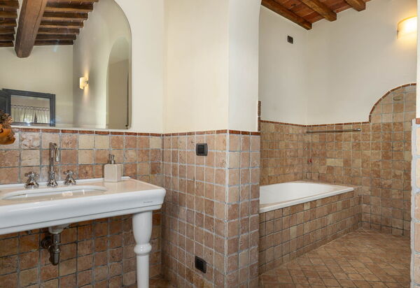 Podere Il Pozzangone, Lucignano: Autumn, Bathroom, Spring, Summer