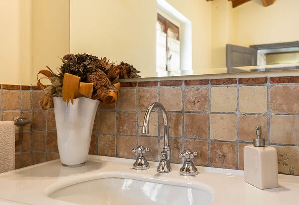 Podere Il Pozzangone, Lucignano: Autumn, Bathroom, Spring, Summer